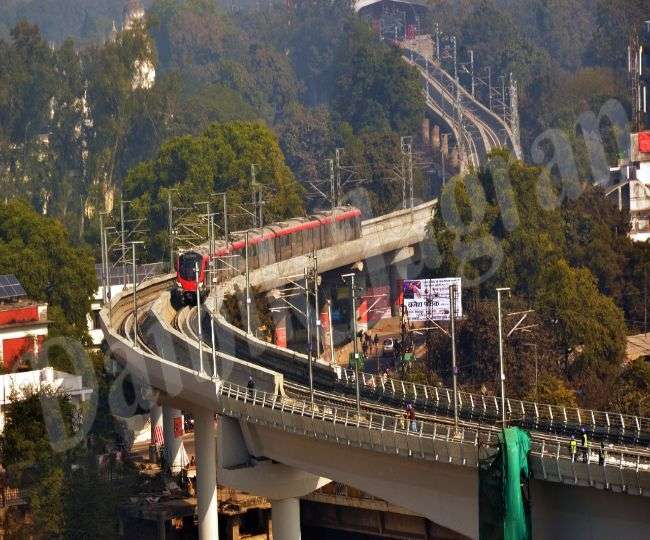 Lucknow Metro : चारबाग से आगे डेढ़ घंटे सुरंग में दौड़ी मेट्रो, कामयाबी के साथ पहला ट्रायल रन पूरा किया
