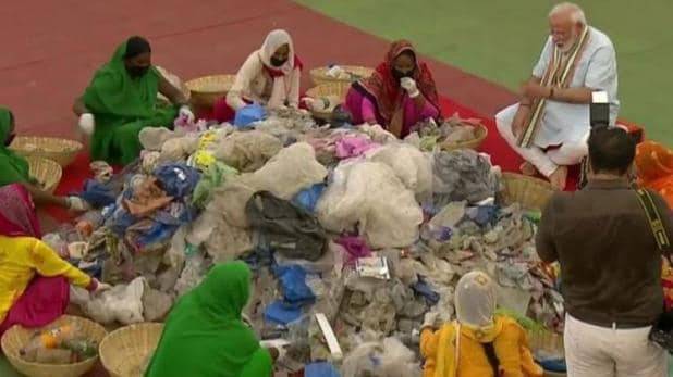 मथुरा में कचरा बीनने वाली महिलाओं से PM मोदी ने की मुलाकात