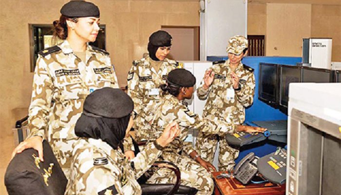 اسپین میں آتش فشاں پھٹنے سے سینکڑوں افراد کو محفوظ مقامات پر منتقل کیا گیا