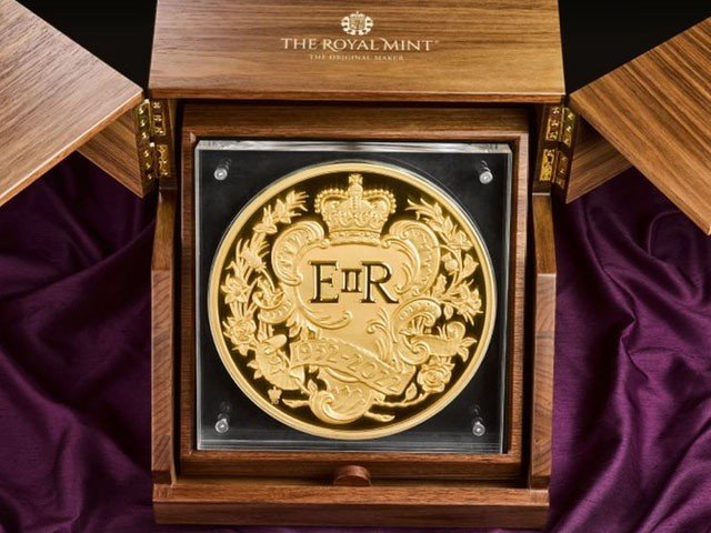 ब्रिटेन की महारानी की प्लेटिनम जुबली पर बनाया गया 15 किलो का खूबसूरत सोने का सिक्का