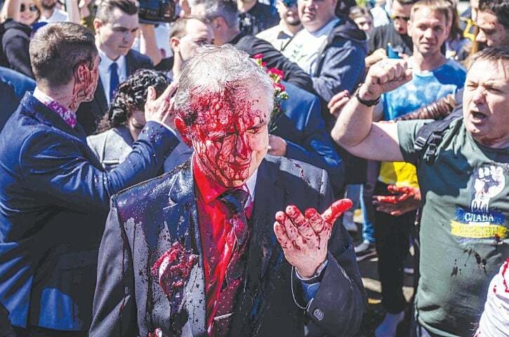 पोलैंड: यूक्रेन में प्रदर्शनकारियों ने रूसी राजदूत पर फेंका लाल रंग