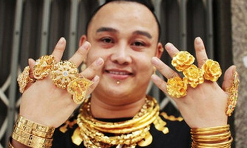 रोजाना पांच किलो सोना पहने एक वियतनामी युवक की चर्चा