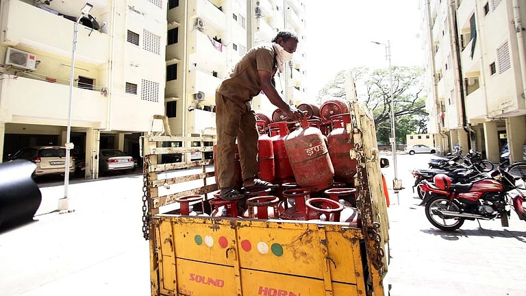 LPG संकट के दौरान छापे और सिलेंडर ज़ब्ती जारी, लेकिन लोग अभी भी सड़कों पर हैं; कई रेस्टोरेंट और उद्योग बंद