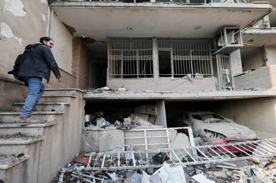 ईरान के साथ बातचीत में अमेरिका कमज़ोर स्थिति में है: हिलेरी क्लिंटन